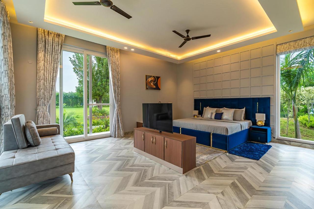 Stayvista At Serenity Farms With Pool, Lawn, Bonfire & Bbq Sohna 外观 照片