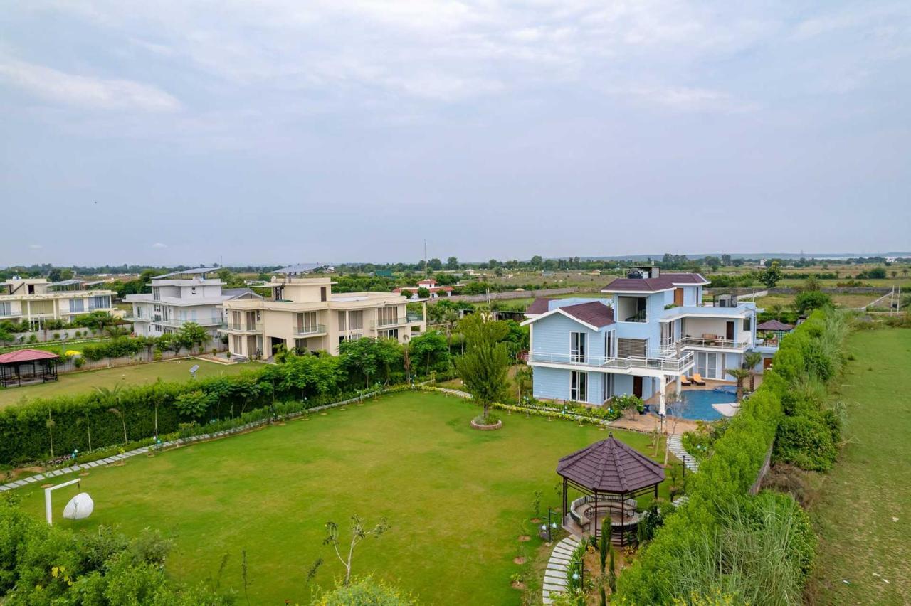 Stayvista At Serenity Farms With Pool, Lawn, Bonfire & Bbq Sohna 外观 照片