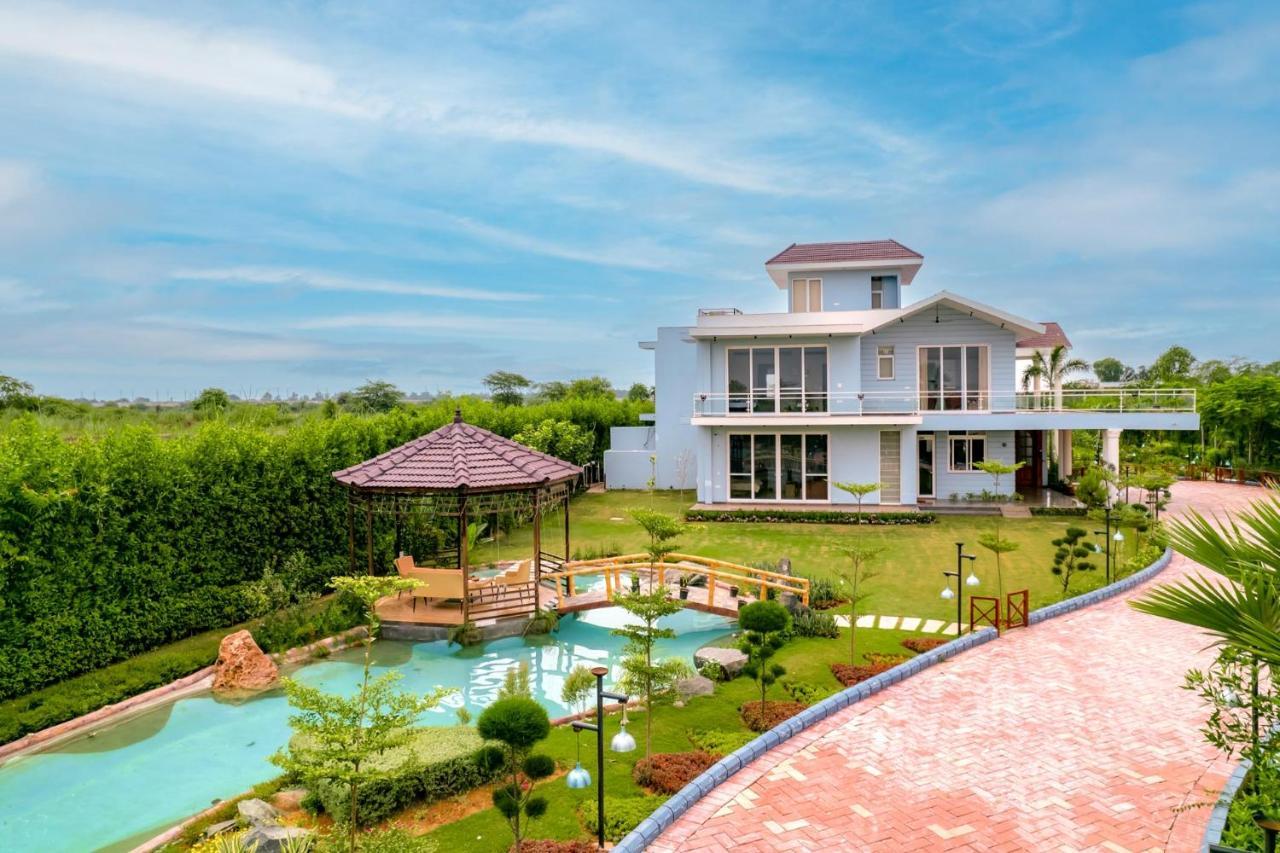 Stayvista At Serenity Farms With Pool, Lawn, Bonfire & Bbq Sohna 外观 照片