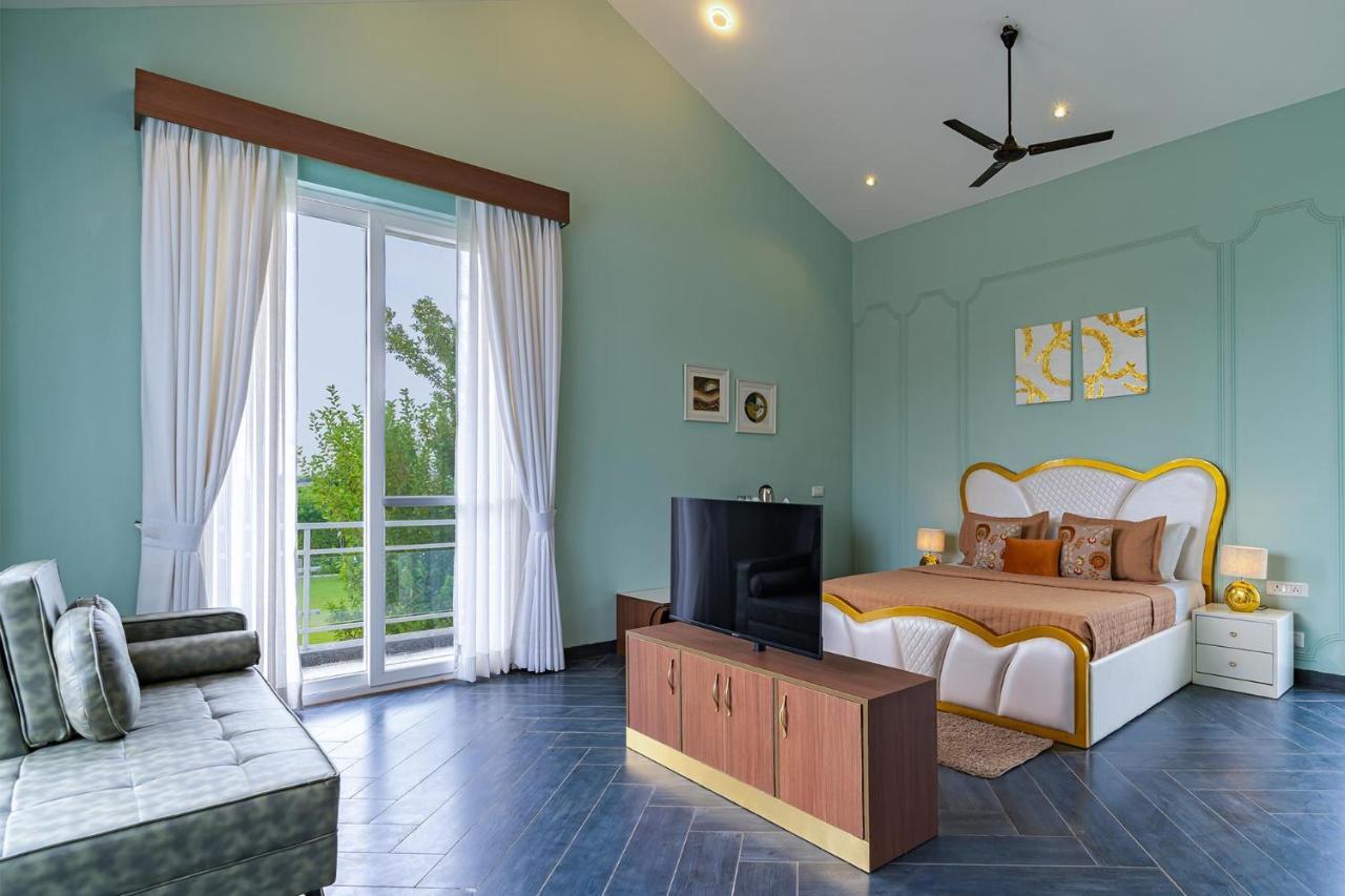 Stayvista At Serenity Farms With Pool, Lawn, Bonfire & Bbq Sohna 外观 照片