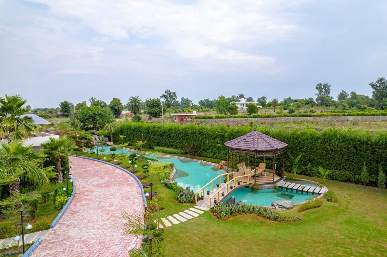 Stayvista At Serenity Farms With Pool, Lawn, Bonfire & Bbq Sohna 外观 照片