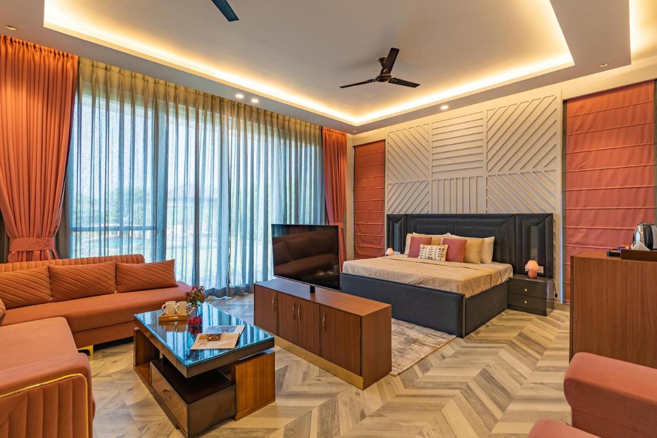 Stayvista At Serenity Farms With Pool, Lawn, Bonfire & Bbq Sohna 外观 照片
